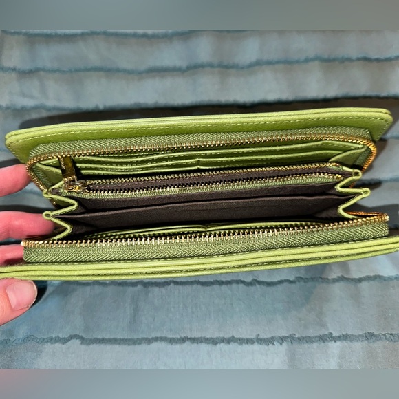 ✨ Elevate Your Style with the Matt & Nat Green Wallet! - Picture 3 of 4